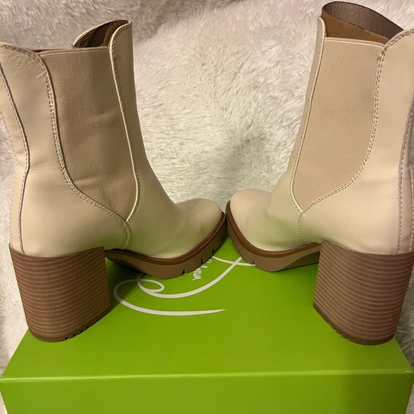 NWT Sam Edelman Rollins Block Heel Chelsea Boot in Modern Ivory - Picture 8 of 13